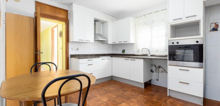Spain Get your residency! three-story townhouse in the prestigious area PR-00380