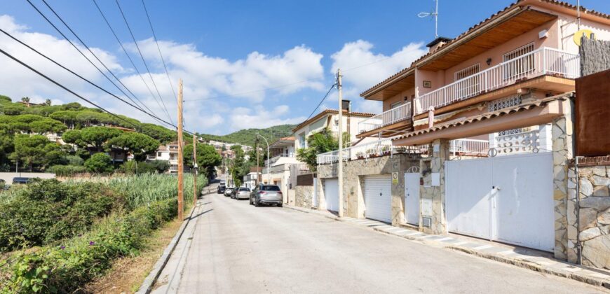 Spain Get your residency! three-story townhouse in the prestigious area PR-00380
