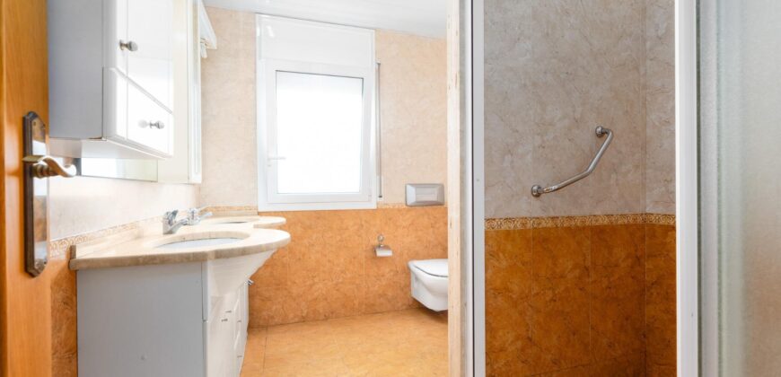 Spain Get your residency! three-story townhouse in the prestigious area PR-00380