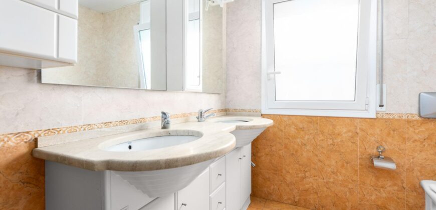 Spain Get your residency! three-story townhouse in the prestigious area PR-00380