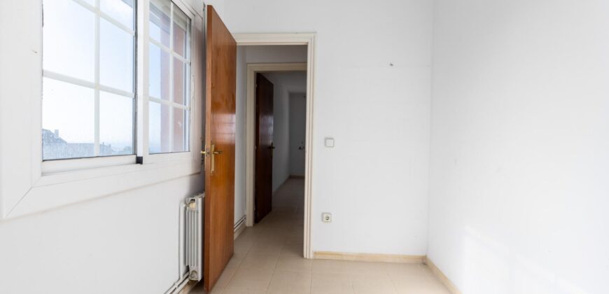 Spain Get your residency! three-story townhouse in the prestigious area PR-00380