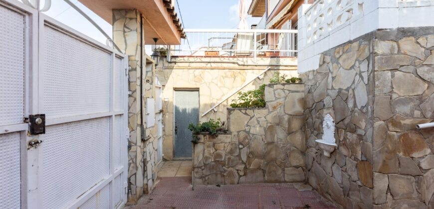 Spain Get your residency! three-story townhouse in the prestigious area PR-00380
