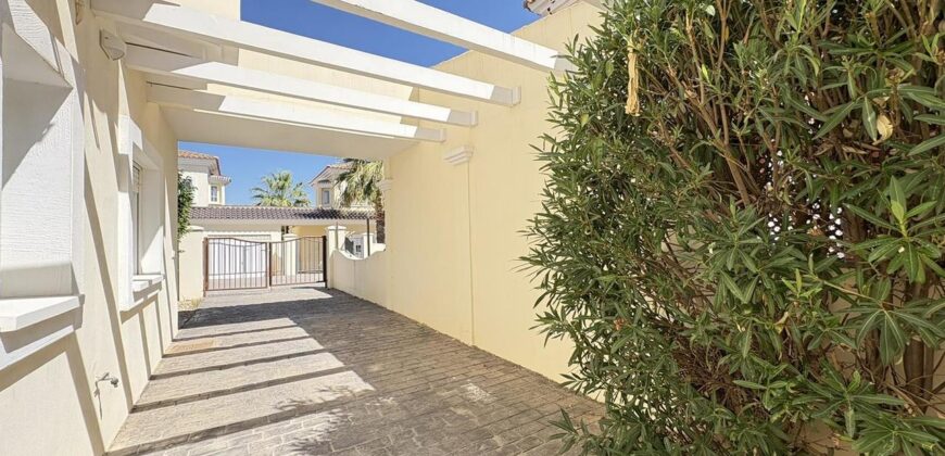 Spain Get your residency! villa with an exceptional plot and a large pool SVM744521
