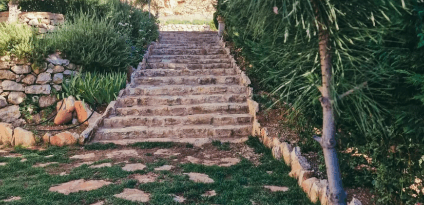 saghbine luxurious villa on a 2800 sqm land overlooking lake Qaraoun #6815