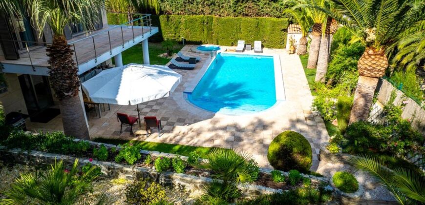 Spain Get your residency! luxury villa in the prestigious area SVM747554