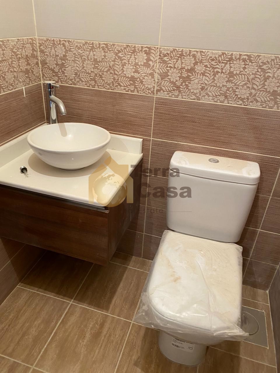 Zahle high end finishing apartment for sale with terrace cash payment. Ref# 324