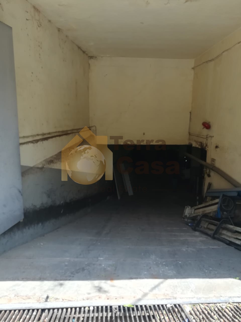 Warehouse for sale in jdeideh with pick up entrance