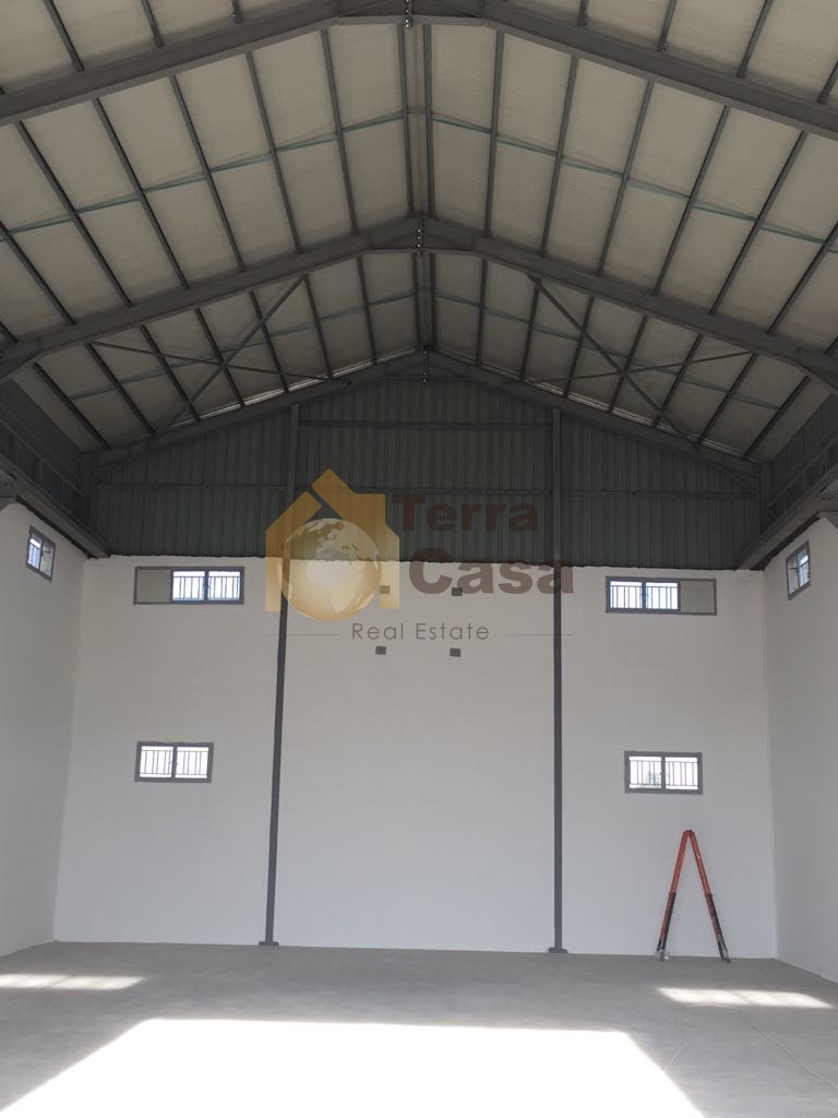 Industrial land with hangar cash payment.