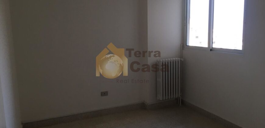 Apartment fully decorated cash payment. Ref# 2555