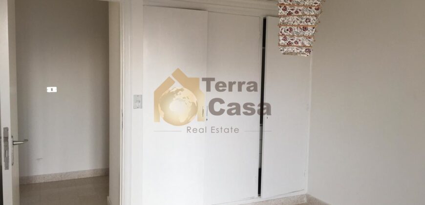 Apartment fully decorated cash payment. Ref# 2555