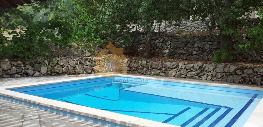 Lehfed villa nice location swimming pool cash payment.