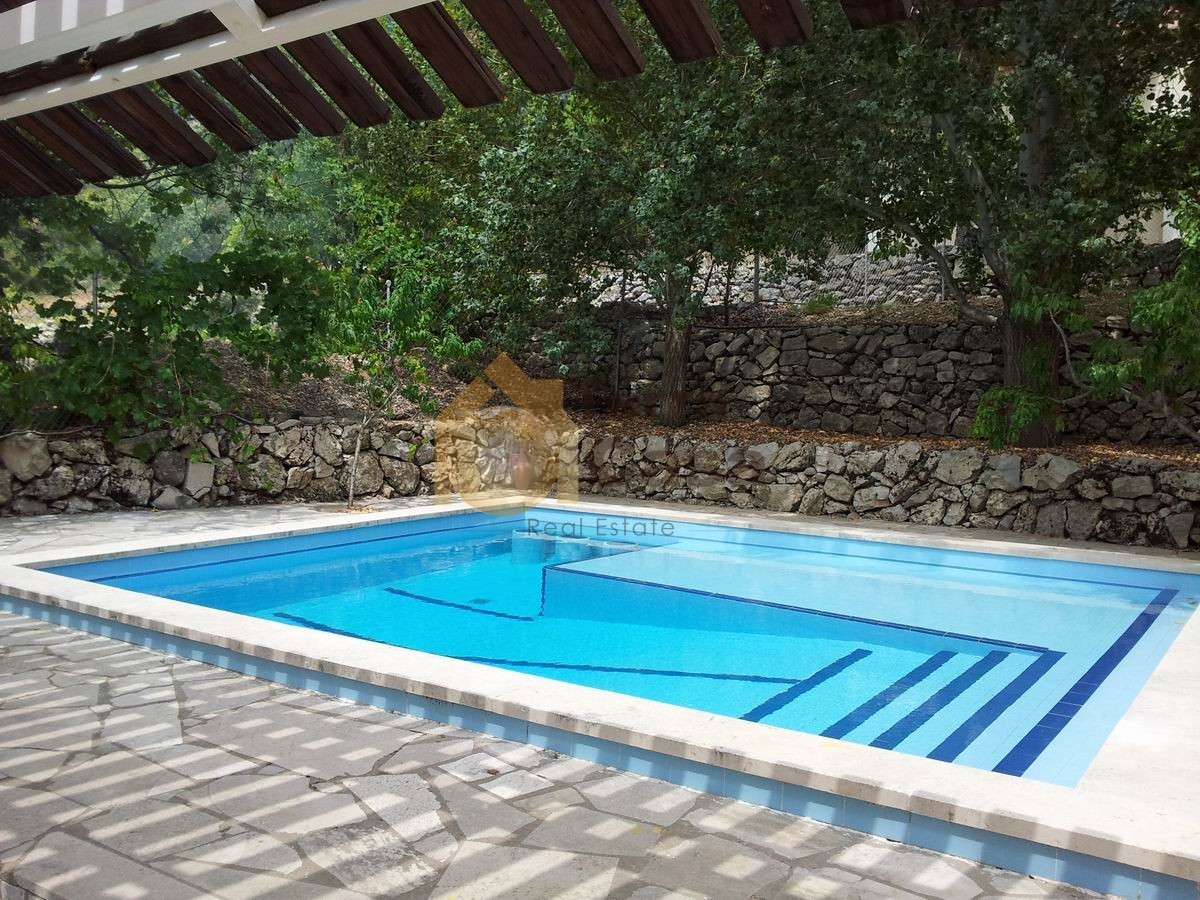 Lehfed villa nice location swimming pool cash payment.