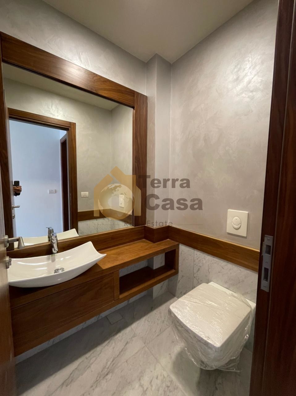 Luxurious semi furnished apartment cash payment.