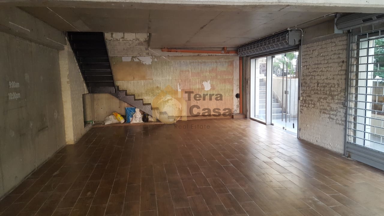 Shop with 60 sqm terrace and 5 parking spaces for rent .