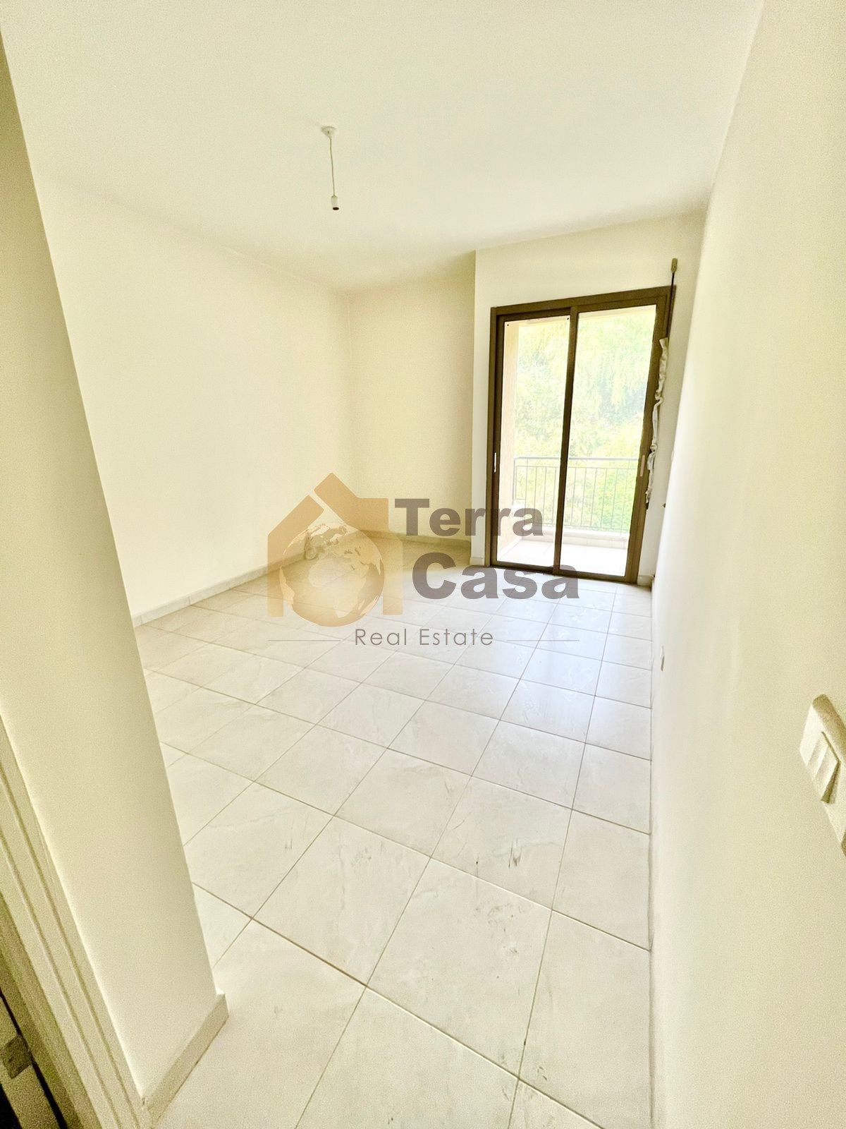 jdeideh brand new apartment with three parking for rent