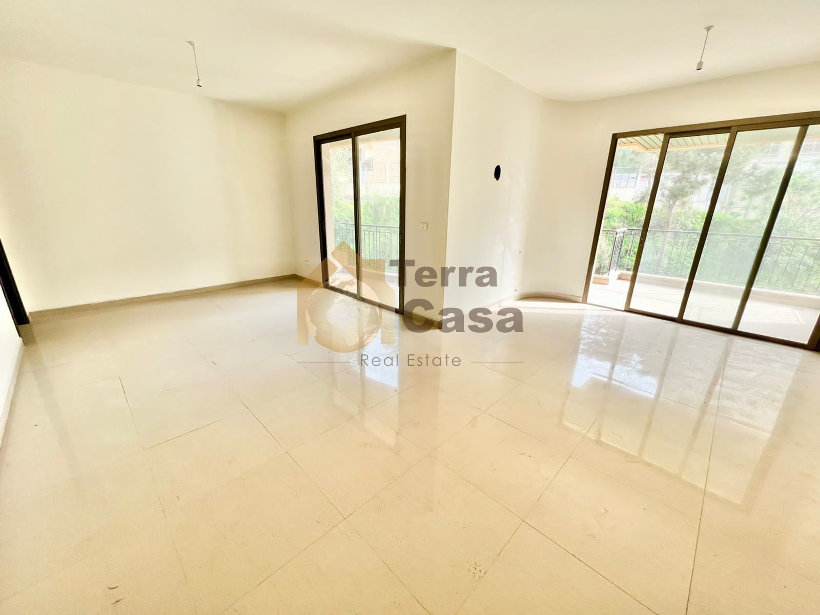 jdeideh brand new apartment with three parking for rent